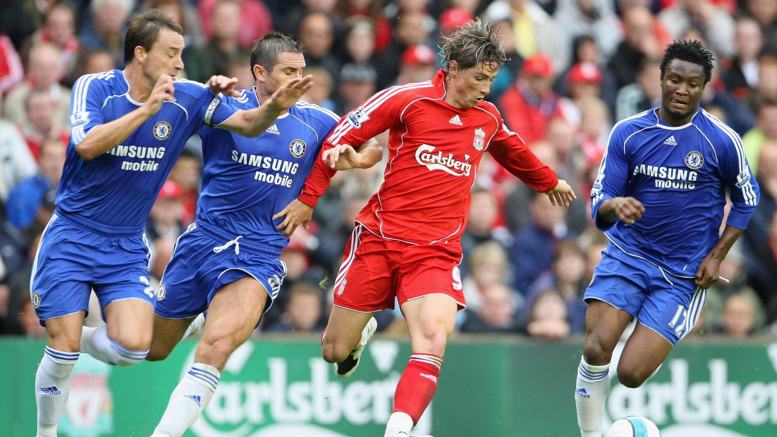 高山滑板比赛，激情滑行展现青春力量，滑雪高山板